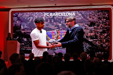 Premio As del Deporte 2024 a Lamine Yamal. El jugador del FC Barcelona recibe el trofeo de manos de Vicente Jiménez, director de Diario As.