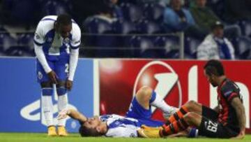 El jugador del Oporto Rúben Neves se lesionó ante el Shakhtar cuando Alex Teixeira le cayó encima, pero por fortuna no es grave y volverá en un mes.
