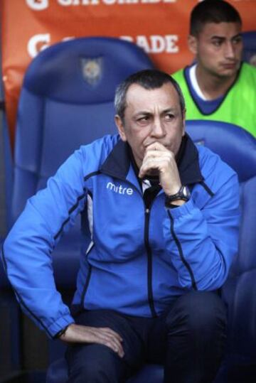 El DT de Huachipato Hugo Vilches observando el partido.