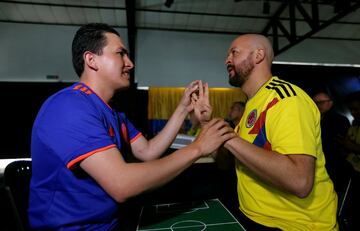 José Richard Gallego es ciego y su guía Cesar Daza le ayuda a seguir el partido de Colombia.
