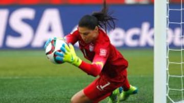 Hope Solo, en una de las múltiples paradas que hizo ante Australia.