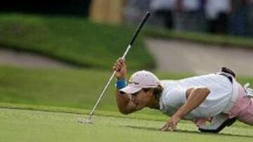 <b>FORD CHAMPIONSHIP. </b>El colombiano Camilo Villegas busca la línea en el hoyo 18 durante la segunda jornada.