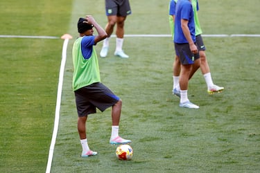 Todo parece indicar que Lamine ha cambiado de look para la final de la Copa del Rey y, en el entrenamiento previo, ha escondido su look para dar la sorpresa en el partido.