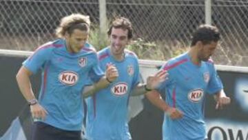 <b>COMPLICIDAD. </b>Forlán y Godín estuvieron juntos durante todo el entrenamiento.