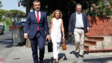 Los directivos del Racing a su llegada a la LFP para inscribir al Racing con la documentación necesaria.