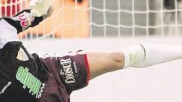 <b>MOTIVADOS. </b>Notario y Palop han creado una sana competencia en la portería sevillista, elevando el nivel en ese puesto.