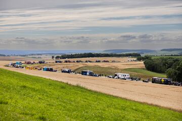 Vista general de los autobuses de los equipos que forman parte del Tour de Francia 2024.