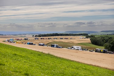 Vista general de los autobuses de los equipos que forman parte del Tour de Francia 2024.