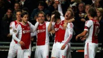 Los jugados del Ajax celebrando uno de los tres goles que recibi&oacute; el PSV.