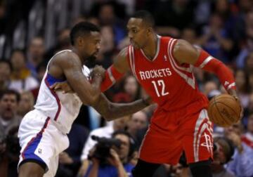 DeAndre Jordan defiende a Dwight Howard.