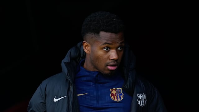 Barcelona, 11/03/2025.- El delantero del Barcelona Ansu Fati en el banquillo antes del partido de vuelta de octavos de final de la Liga de Campeones entre el Barcelona y el Benfica, este martes en el Estadi Olímpic Lluís Companys en Barcelona.- EFE/ Alejandro García