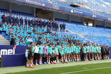 La plantilla posa con l os niños de La Academia.