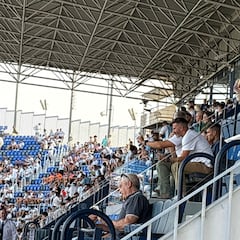 Ania toma apuntes en La Rosaleda