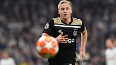 Ajax&#039;s Dutch midfielder Donny van de Beek chases the ball during the UEFA Champions League semi-final first leg football match between Tottenham Hotspur and Ajax at the Tottenham Hotspur Stadium in north London, on April 30, 2019. (Photo by EMMANUEL 