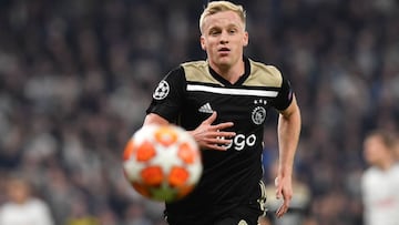 Ajax's Dutch midfielder Donny van de Beek chases the ball during the UEFA Champions League semi-final first leg football match between Tottenham Hotspur and Ajax at the Tottenham Hotspur Stadium in north London, on April 30, 2019. (Photo by EMMANUEL