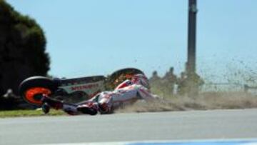 Momento en que Márquez se va al suelo en el comienzo de la segunda sesión de libres.