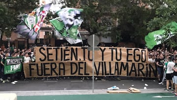 La afición del Betis protesta: "Nada por encima del escudo"
