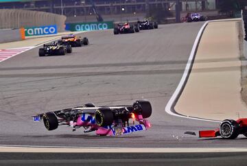 Lance Stroll acaba volcando el coche. 