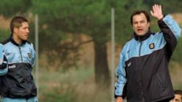 <b>ATENTO. </b>Zanetti y Simeone atienden a las indicaciones de Bielsa en una concentración con Argentina.