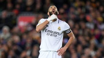 Benzema, en un momento durante el Cl¨¢sico.