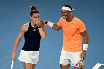 El tenista español, Rafael Nadal, bromea con Maria Sakkari durante el partido de exhibición. 