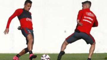 Vidal y Alexis se entrenan y se ilusionan con llegar al debut