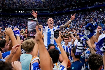 Jugadores y aficionados pericos celebran el ascenso a Primera División. En la imagen Salvi Sánchez.