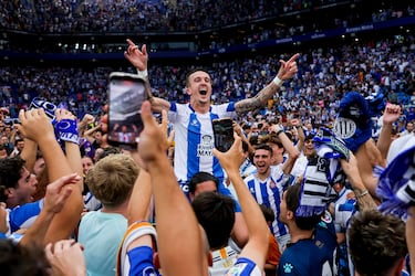 Jugadores y aficionados pericos celebran el ascenso a Primera División. En la imagen Salvi Sánchez.