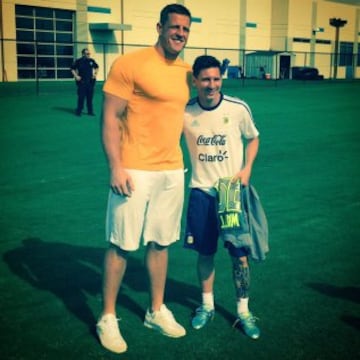 El jugador de los Houston Texans, JJ Watt, con Leo Messi.  