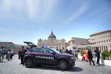 Una patrulla de Carabinieri custodian el acceso a la Plaza de San Pedro.