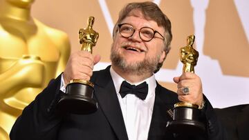 Guillermo del Toro posa con sus dos estatuillas en la gala de los Premios Oscar 2018