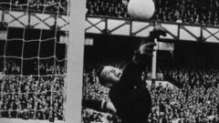 Lev Yashin, considerado como el mejor portero de todos los tiempos, fue conocido como la araña negra por su oscura vestimenta. El ruso es el único portero en la historia en conseguir el Balón de Oro en 1963.