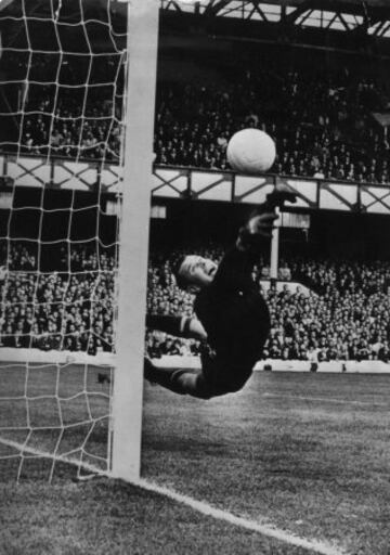 Lev Yashin, considerado como el mejor portero de todos los tiempos, fue conocido como la araña negra por su oscura vestimenta. El ruso es el único portero en la historia en conseguir el Balón de Oro en 1963.