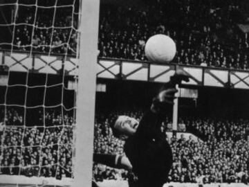 Lev Yashin, considerado como el mejor portero de todos los tiempos, fue conocido como la araña negra por su oscura vestimenta. El ruso es el único portero en la historia en conseguir el Balón de Oro en 1963.