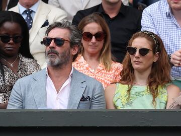 El actor Jon Hamm y su esposa Anna Osceola.