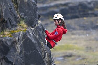 La princesa de Gales, Catalina, muy concentrada durante el descenso en rápel en una cantera en Merthyr Tydfil.