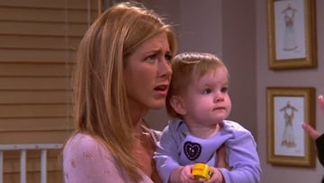 Rachel (Jennifer Anniston) sujetando a Emma