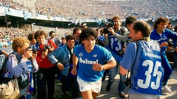 Maradona antes de jugar un partido con el Napoli.