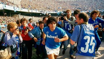 Maradona antes de jugar un partido con el Napoli.