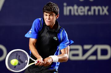 MEX1561. LOS CABOS (MÉXICO), 01/08/2023.- El tenista mexicano Rodrigo Pacheco, devuelve la pelota al chileno Nicolás Jarry hoy, durante el segundo día del Torneo Mifel Tennis Open by Telcel Oppo Los Cabos, en el estado de Baja California Sur (México). EFE/Jorge Reyes
