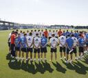 Los jugadores del Real Madrid guardan un minuto de silencio