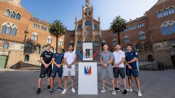 Los capitanes de las embarcaciones que participan en la Copa América de Barcelona posan junto a las Jarra de las Cien Guineas