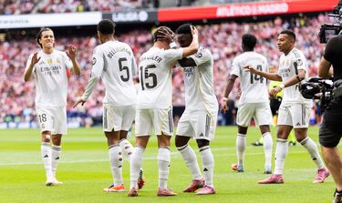 Los jugadores del Real Madrid celebran con Arda Güler el 1-2.