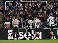 Soccer Football - Premier League - Newcastle United v Burnley - St James' Park, Newcastle, Britain - December 6, 2025 Newcastle United's Anthony Gordon celebrates scoring their second goal with teammates Action Images via Reuters/Craig Brough EDITORIAL USE ONLY. NO USE WITH UNAUTHORIZED AUDIO, VIDEO, DATA, FIXTURE LISTS, CLUB/LEAGUE LOGOS OR 'LIVE' SERVICES. ONLINE IN-MATCH USE LIMITED TO 120 IMAGES, NO VIDEO EMULATION. NO USE IN BETTING, GAMES OR SINGLE CLUB/LEAGUE/PLAYER PUBLICATIONS. PLEASE CONTACT YOUR ACCOUNT REPRESENTATIVE FOR FURTHER DETAILS..