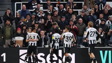 Soccer Football - Premier League - Newcastle United v Burnley - St James' Park, Newcastle, Britain - December 6, 2025 Newcastle United's Anthony Gordon celebrates scoring their second goal with teammates Action Images via Reuters/Craig Brough EDITORIAL USE ONLY. NO USE WITH UNAUTHORIZED AUDIO, VIDEO, DATA, FIXTURE LISTS, CLUB/LEAGUE LOGOS OR 'LIVE' SERVICES. ONLINE IN-MATCH USE LIMITED TO 120 IMAGES, NO VIDEO EMULATION. NO USE IN BETTING, GAMES OR SINGLE CLUB/LEAGUE/PLAYER PUBLICATIONS. PLEASE CONTACT YOUR ACCOUNT REPRESENTATIVE FOR FURTHER DETAILS..