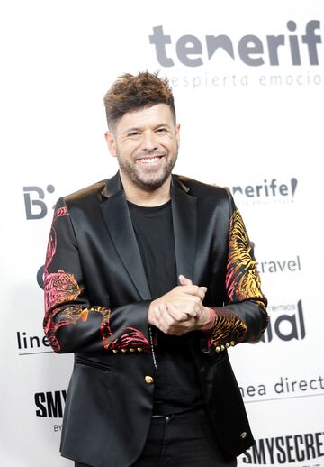 Pablo López posando en la alfombra verde de los Premios Dial 2023.