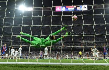 Keylor Navas portero del Real Madrid no puede detener el gol de Ivan Rakitic de Barcelona durante el partido de La Liga entre el Real Madrid y el Barcelona en el Bernabéu en abril de 2017