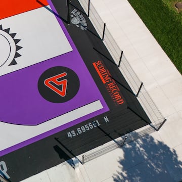 La franquicia de la NBA con sede en en Toronto, Ontario, está realizando diversos homenajes a una de sus leyendas, Vince Carter. Estuvo defendiendo la camiseta de los Raptors durante siete temporadas donde se forjó su leyenda de especialista del mate, con participaciones tan sobresalientes como la del Concurso de mates de 2000 en Oakland. El nacido en Daytona Beach verá cómo su icónico número 15 es retirado en el Scotiabank Arena, convirtiéndose en el primer jugador en los 30 años de historia de los Raptors en recibir tal distinción. Además de este honor la franquicia le realizará diversos homenajes como esta espectacular pista en Dixon Park.