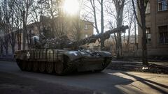 Ukrainian servicemen ride atop a tank in Bakhmut, as Russia's attack on Ukraine continues, in Donetsk region, Ukraine December 5, 2022. REUTERS/Yevhen Titov     TPX IMAGES OF THE DAY