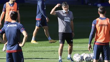 Mendilibar, entrenando al Eibar esta semana